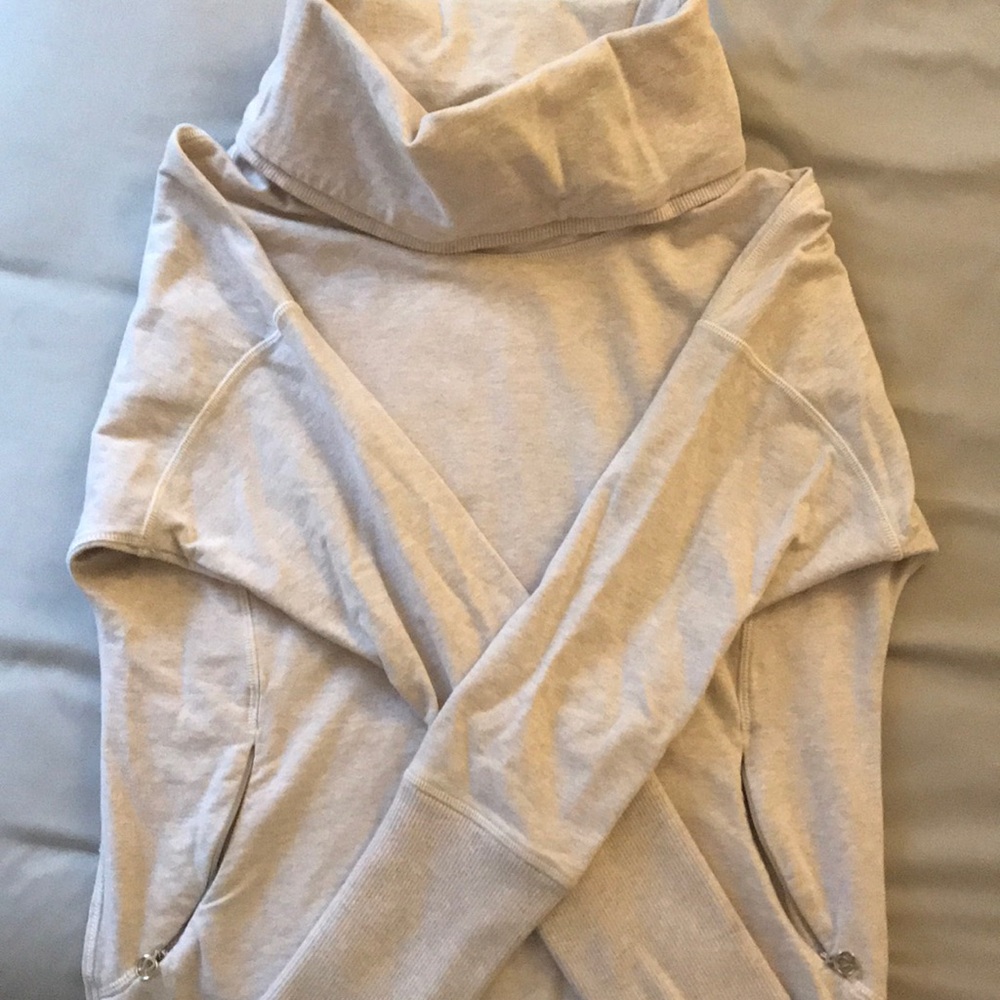 Lululemon pullover — excellent condition!